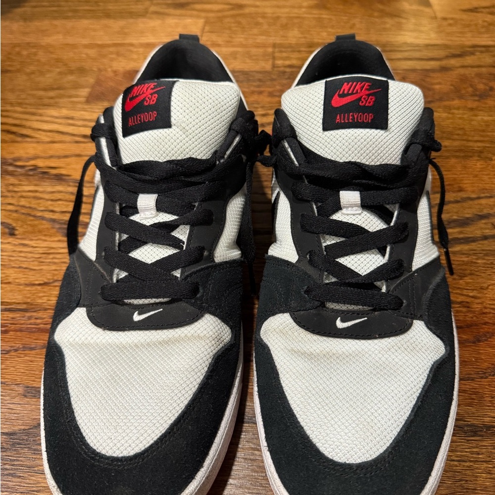 Nike SB Alleyoop White University red black. SZ 12 men skate shoes.